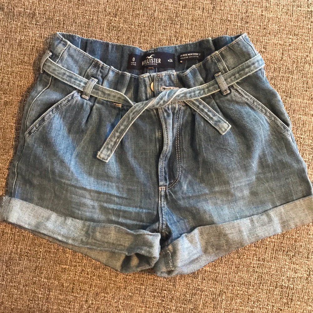 HOLLISTER HIGH RISE JEAN MOM SHORTS
